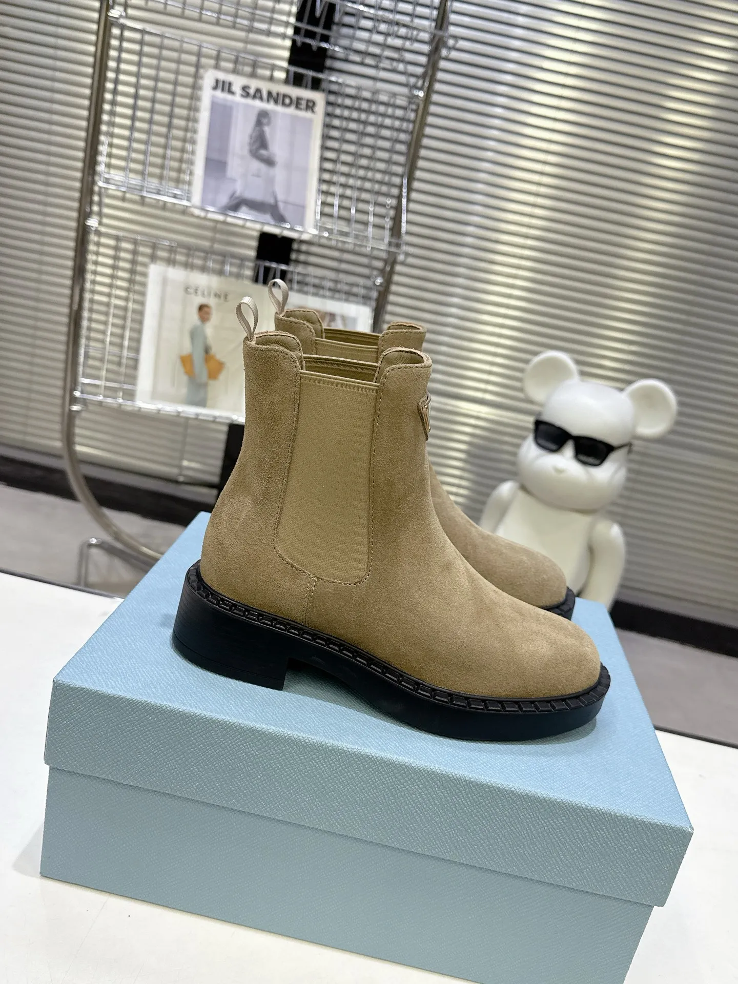 👟👟Ex-factory price 600👟👟 Prada thick-soled retro Martin boots. Elastic elastic, classic thick soles, with triangular buckle. Simple, elegant, fashionable and versatile. Fabric cowhide, open edge beaded cowhide. The lining is made of soft and delicate sheepskin, and the foot feels comfortable. The rubber mold is non-slip and lightweight. Original package sole. Standard size: 35-40. Order 41